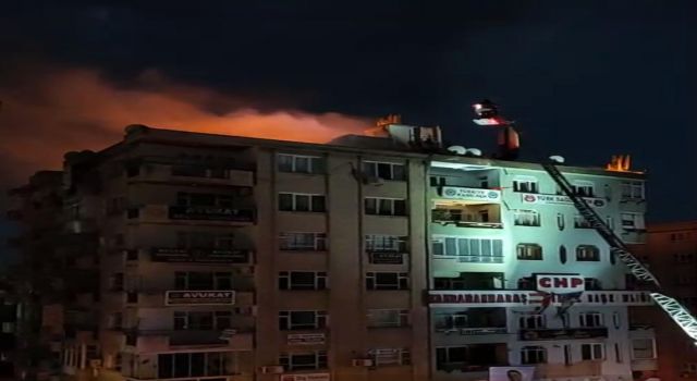 Kahramanmaraş'ta binanın çatı katında çıkan yangın söndürüldü