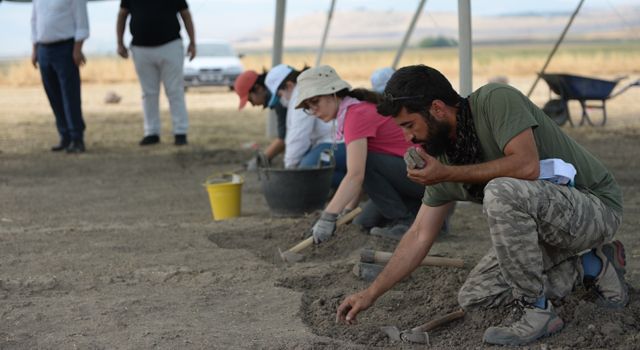 Kahramanmaraş'ta dünyanın en geniş höyük yerleşim alanlarından Domuztepe'de kazılar başladı