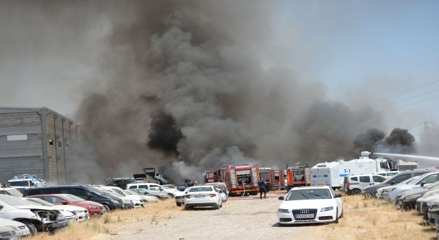 Kahramanmaraş'ta yediemin hurda araçların bulunduğu alanda yangın çıktı