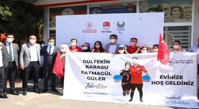 OLİMPİYAT GURURLARIMIZ ÇİÇEKLERLE KARŞILANDI