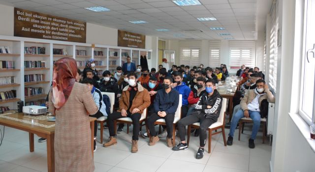 Kütüphanede Gençlerle Çay Simit Eşliğinde Söyleşi