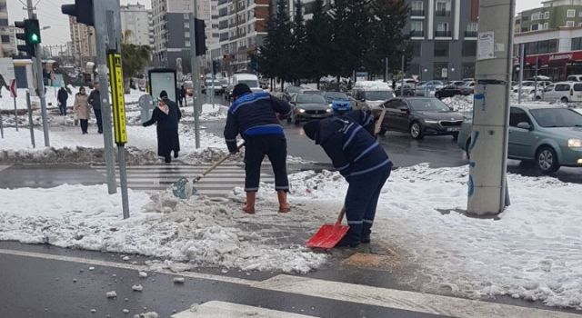 Büyükşehir’den Yaya Yollarında Temizlik