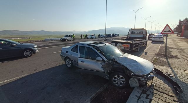 Otomobiliyle Polis Noktasına Daldı: 1’i polis 3 yaralı