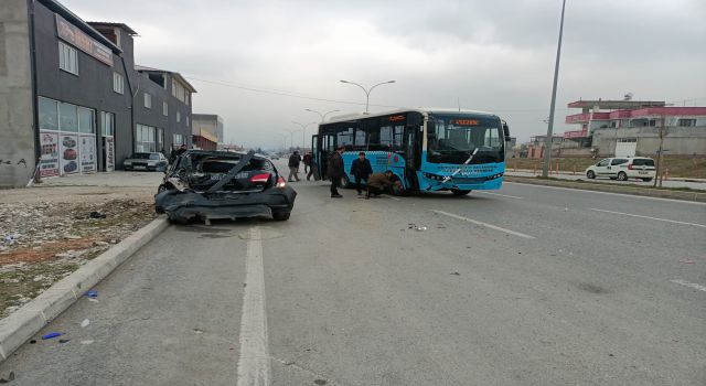 Özel Halk Otobüsü Sürücü Eğitim Aracına Çarptı