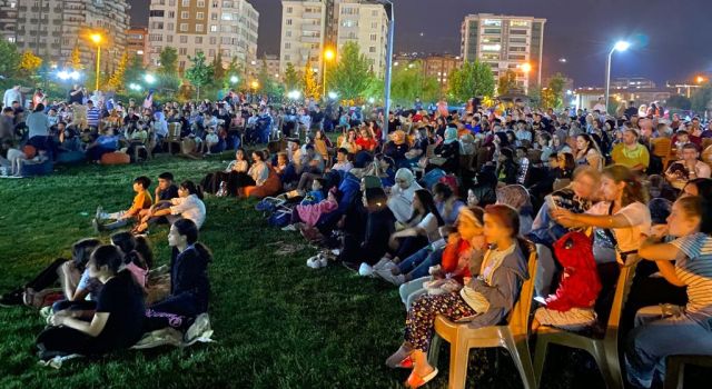 Açık Hava Sinemasına Yoğun İlgi