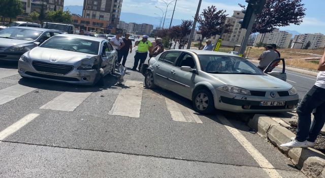 Kırmızı Işıkta Bekleyen Otomobillere Çarptı: 2 Yaralı