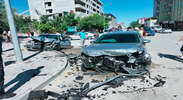 İki Otomobil Kafa Kafaya Çarpıştı: 4 Yaralı