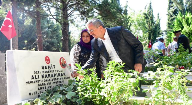 Şehitler Kabirleri Başında Dualarla Anıldı