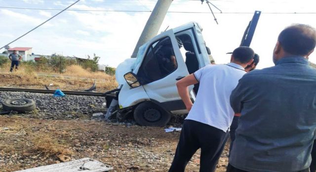 Tren Hemzemin Geçitte Kamyonete Çarptı: 1 Ölü