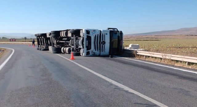 Virajı Alamayan Tır Devrildi 