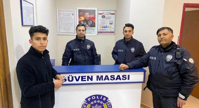 ATM’de Unutulan Parayı Polis Ekipleri Sahibine Teslim Etti 