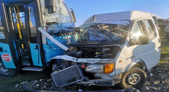 Halk Otobüsü İle Çarpışan Minibüs Şoförü Öldü 