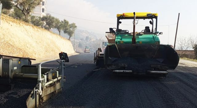 Büyükşehir Büğlek Caddesi’ni Sıcak Asfaltla Yeniliyor