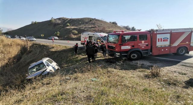 Hafif Ticari Araç Şarampole Uçtu: 4 Yaralı