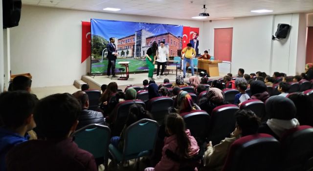 Sahne Maraş Ekinözü’nde Minikler İçin Sahne Aldı