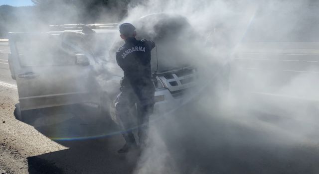 Yanan Aracın İmdadına Jandarma Yetişti 