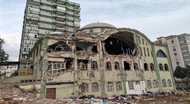 Depremde hasar alan minareler kontrollü olarak yıkılıyor