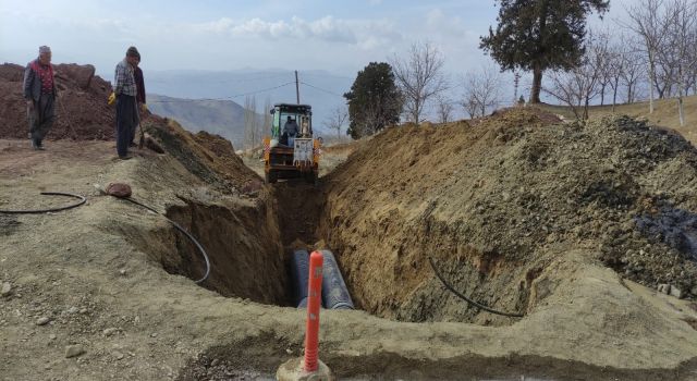 DULKADİROĞLU’NDA DEPREMDEN ETKİLENEN KIRSAL MAHALLELERDE ALTYAPI ÇALIŞMALARI DEVAM EDİYOR