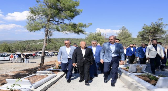 Kurtulmuş ve Güngör, Depremde Hayatını Kaybedenleri Kabirleri Başında Yâd Etti