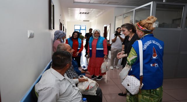 Onikişubat Belediyesi, hasta ve yakınlarına moral oldu