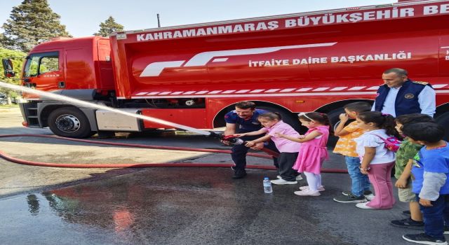 İtfaiye Haftası’nda Büyükşehir İtfaiyesi’ne Miniklerden Sürpriz Ziyaret