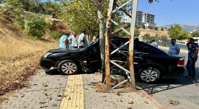 Kahramanmaraş’ta otomobil elektrik direğine çarptı: 1 yaralı 