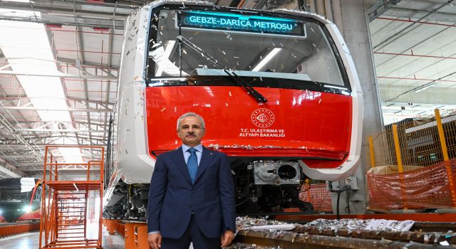 MİLLİ VE YERLİ SÜRÜCÜSÜZ İLK METRO ARACI RAYLARDA