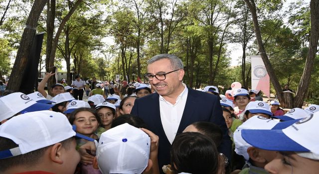 Başkan Güngör, Öğrencilerin Sevinçlerine Ortak Oldu