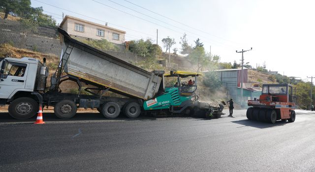 Büyükşehir, Büğlek Caddesi'nde Asfalt Çalışmalarını Sürdürüyor