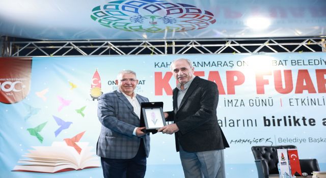 Şair ve yazar Nurullah Genç, EXPO 2023 Kitap Fuarı’nda okurlarıyla buluştu