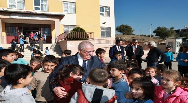 Başkan Mahçiçek’ten 500 ortaokul öğrencisine bot ve mont hediyesi