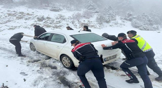 Kahramanmaraş’ta sürücülerin yardımına jandarma yetişti 