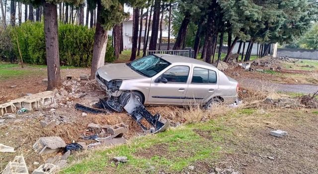 Köpeğe çarpmamak için manevra yaptı yol kenarında bekleyen çocuklara çarptı 