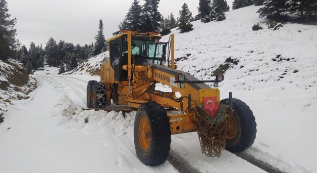 Büyükşehir, Göksun’da Kış Şartlarıyla Mücadelesini Sürdürüyor