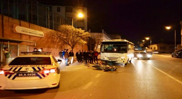 Servis aracı ile motosiklet çarpıştı: 1 ağır yaralı