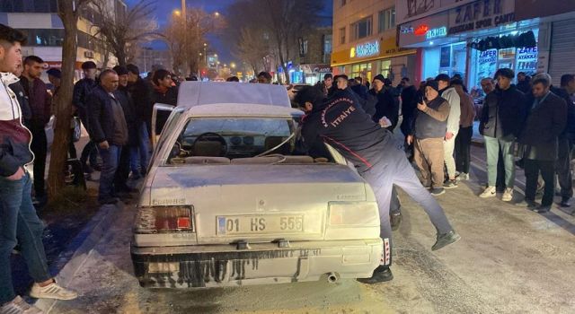 Seyir halinde olan otomobil bomba gibi patladı 