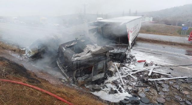 Trafik kazası sonrası demir yığınına dönen tır sürücüsü hayatını kaybetti