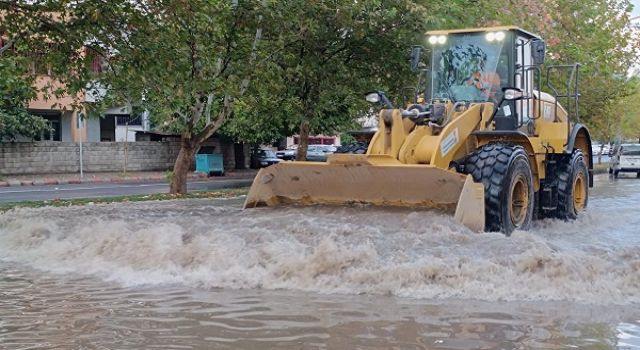 Büyükşehir, Yağış Sonrası Temizlik Çalışmalarını Sürdürüyor