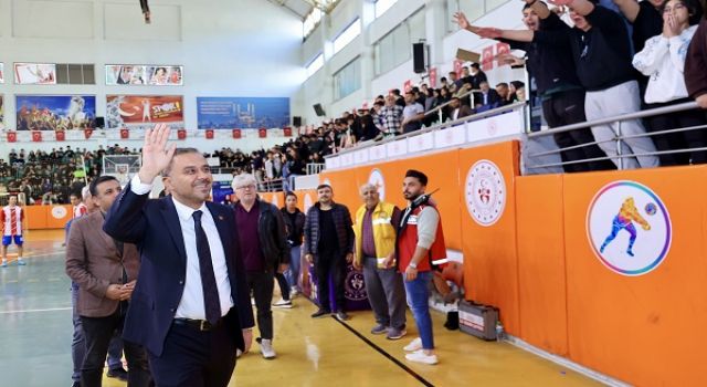 Başkan Toptaş, Cumhuriyet Spor Şöleni futsal finalini izledi