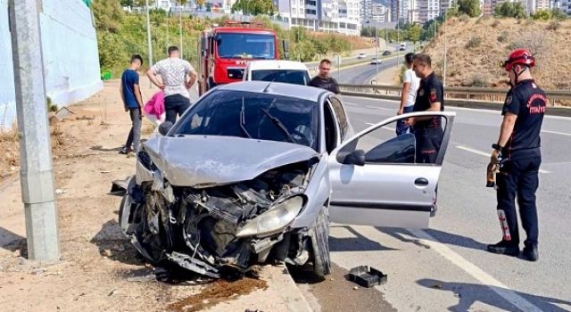 Kahramanmaraş’ta otomobil aydınlatma direğine çarptı: 2 yaralı