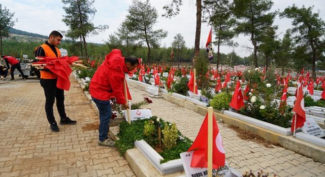 Büyükşehir, Şehir Genelinde 2 Bin 300 Mezarlıkta Seferberliğini Sürdürüyor