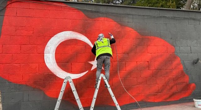 DUVAR YAZILARI YERİNİ TÜRK BAYRAĞINA BIRAKTI