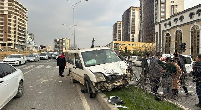 Kahramanmaraş’ta hafif ticari araç aydınlatma direğine çarptı: 1 yaralı