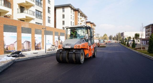 Büyükşehir Yapımı Biten Konutların Yollarını Asfaltlıyor