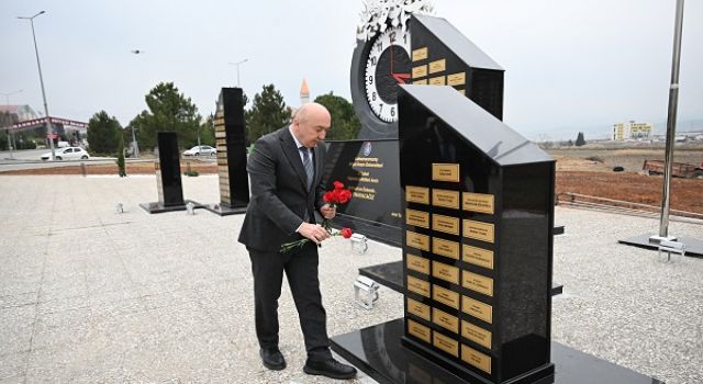 KSÜ Rektörü Prof. Dr. Alptekin Yasım, ‘Deprem Şehitleri Anıtı’na Karanfil Bıraktı