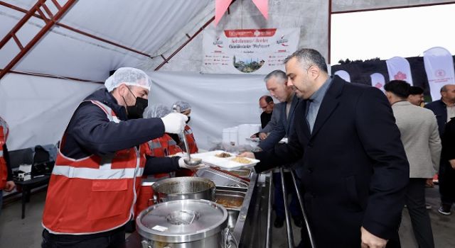 Başkan Hanifi Toptaş, ilk iftarını depremzede vatandaşlarla açtı