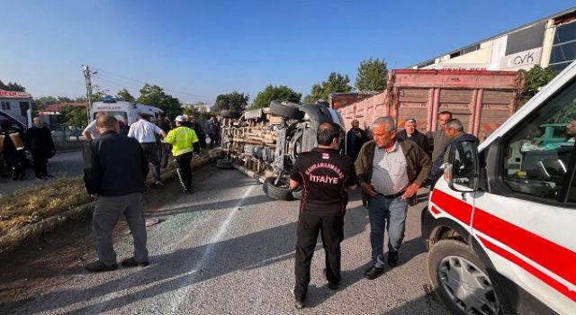 Servis minibüsüyle otomobil çarpıştı: 12 yaralı