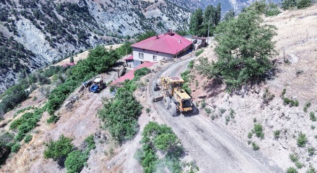 Büyükşehir Ekinözü Grup Yollarında Çalışıyor