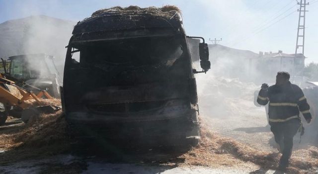 Kahramanmaraş’ta saman yüklü tır yandı