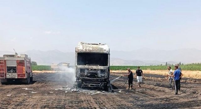 Türkoğlu’da tır demir yığınına döndü